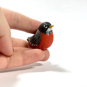 Handmade Robin Redbreast Figurine – Polymer Clay Bird Sculpture – Miniature Songbird Totem – Nature Lover Gift – Birdwatcher Decor