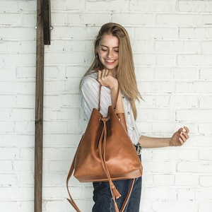 Cowhide Leather Bucket Bag: Minimalist Convertible Shoulder Bag