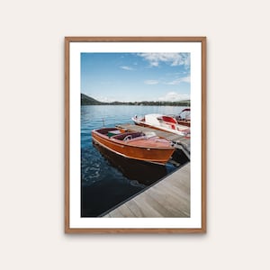 湖の上のクラシックなボートのプリント - 湖の壁アート、デジタルダウンロード、旅行写真、印刷可能なアート、航海、クラシックなボート、家の装飾、木製