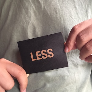 Menos es el nuevo más, billetera de papel origami, hecha a mano, vegana, sustentable, regalo, para él, para ella, delgada, reciclada, fina, ecológica