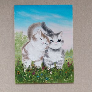Prado floreciente y pequeños gatitos. Dos lindos gatitos enamorados y la amistad pintura al óleo colorida del gato, amor y sentimientos en el arte original wow