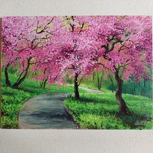桜咲く春の公園、オリジナル アート。満開の明るい桜の花とみずみずしい緑の草、ウォーキングペインティングに最適なロマンチックな場所