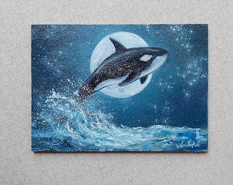 月の輝きと明るい星空の中で優雅に跳躍するシャチ。オリジナル油絵