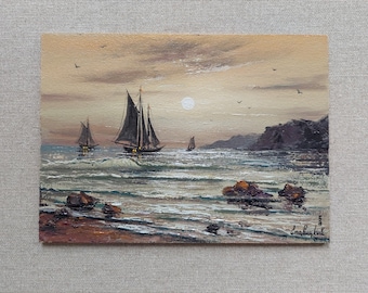 雷雨の後の夜の嵐の海、嵐を乗り越えて航海する木製の船、高波に浮かぶ