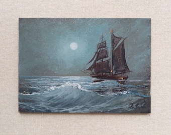 雷雨の後の夜の嵐の海、嵐を乗り越えて航海する木製の船、高波に浮かぶ