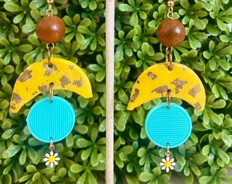 Pendientes colgantes bohemios de oro con perlas y piedras preciosas: joyería hecha a mano, elegantes pendientes colgantes para mujer, un regalo ideal.
