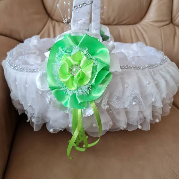 Corbeille osier satin blanc,  dentelle tulles avec perles, strass,  fleurs en satin vert anis