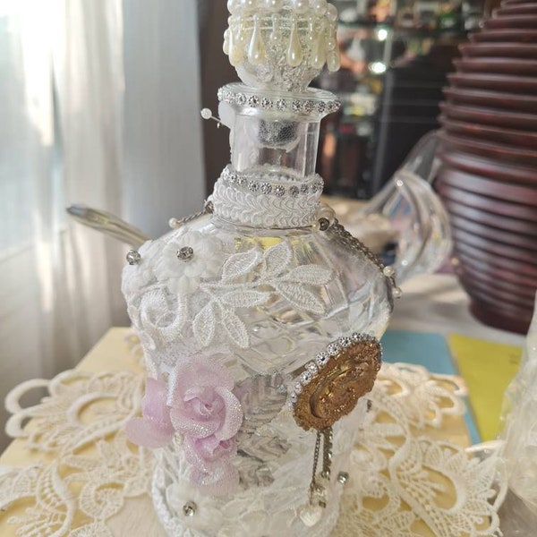 Jolie Carafe en verre avec décoration dentelle Shabby