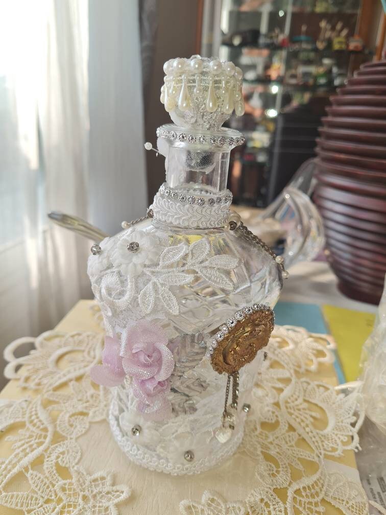 Jolie Carafe en Verre avec Décoration Dentelle Shabby