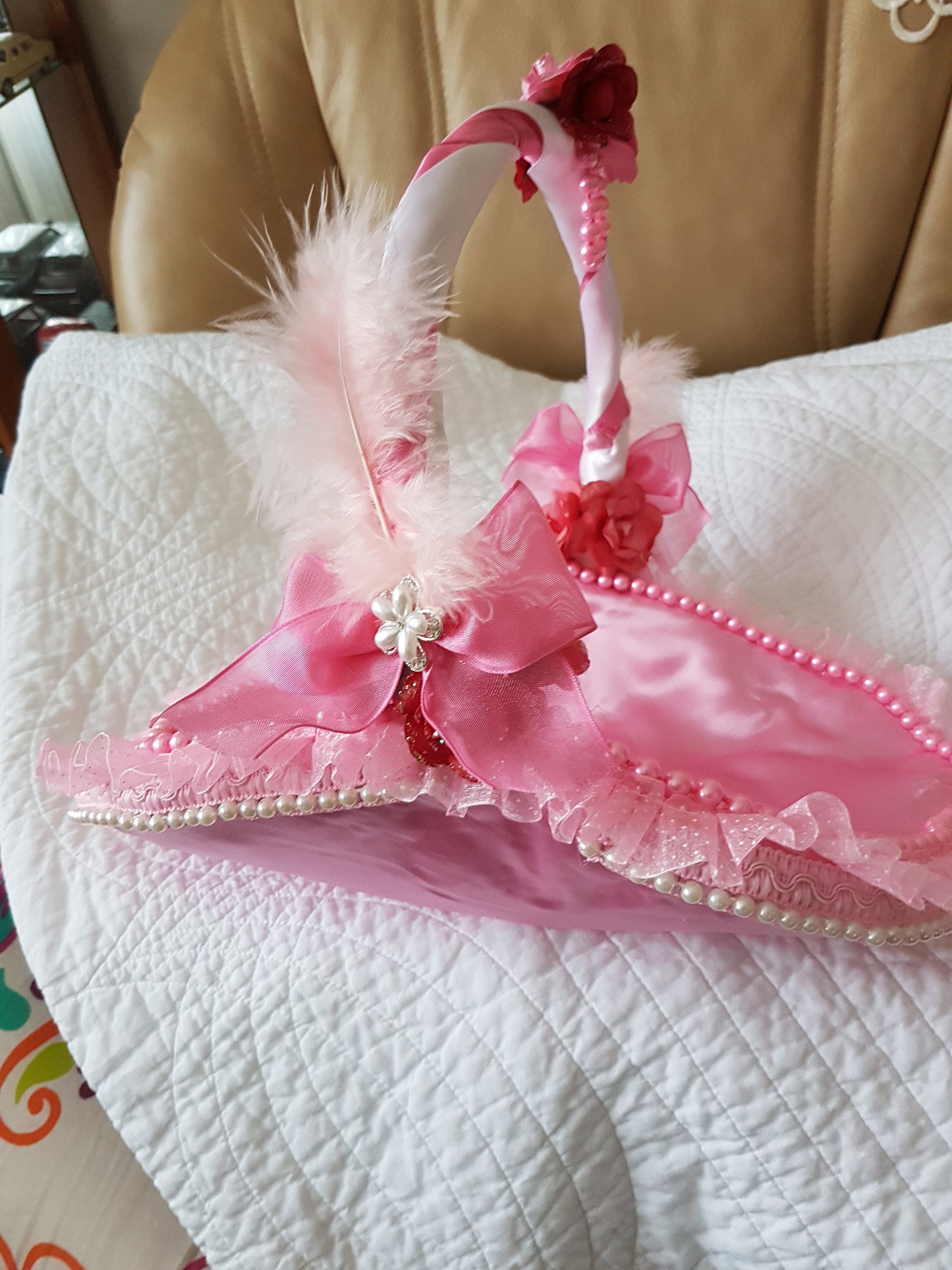 Corbeille Plate en Satin Rose, Perles et Dentelles Roses, Fleurs Ruban Plumes Roses