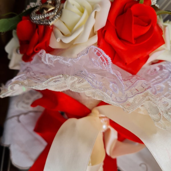 Bouquet mariage rouge et blanc ivoire, perles