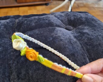 Diadema de madrás, con pequeñas rosas de raso amarillas.