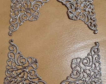 Esquinas de metal plateado.