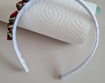 Ragazza Dai Capelli Abbastanza Rosa In Cappello Di Paglia Che Posa Con I Fiori Davanti Grey 119787223