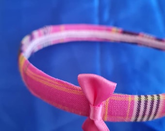 Diadema con diadema de madrás para niñas.
