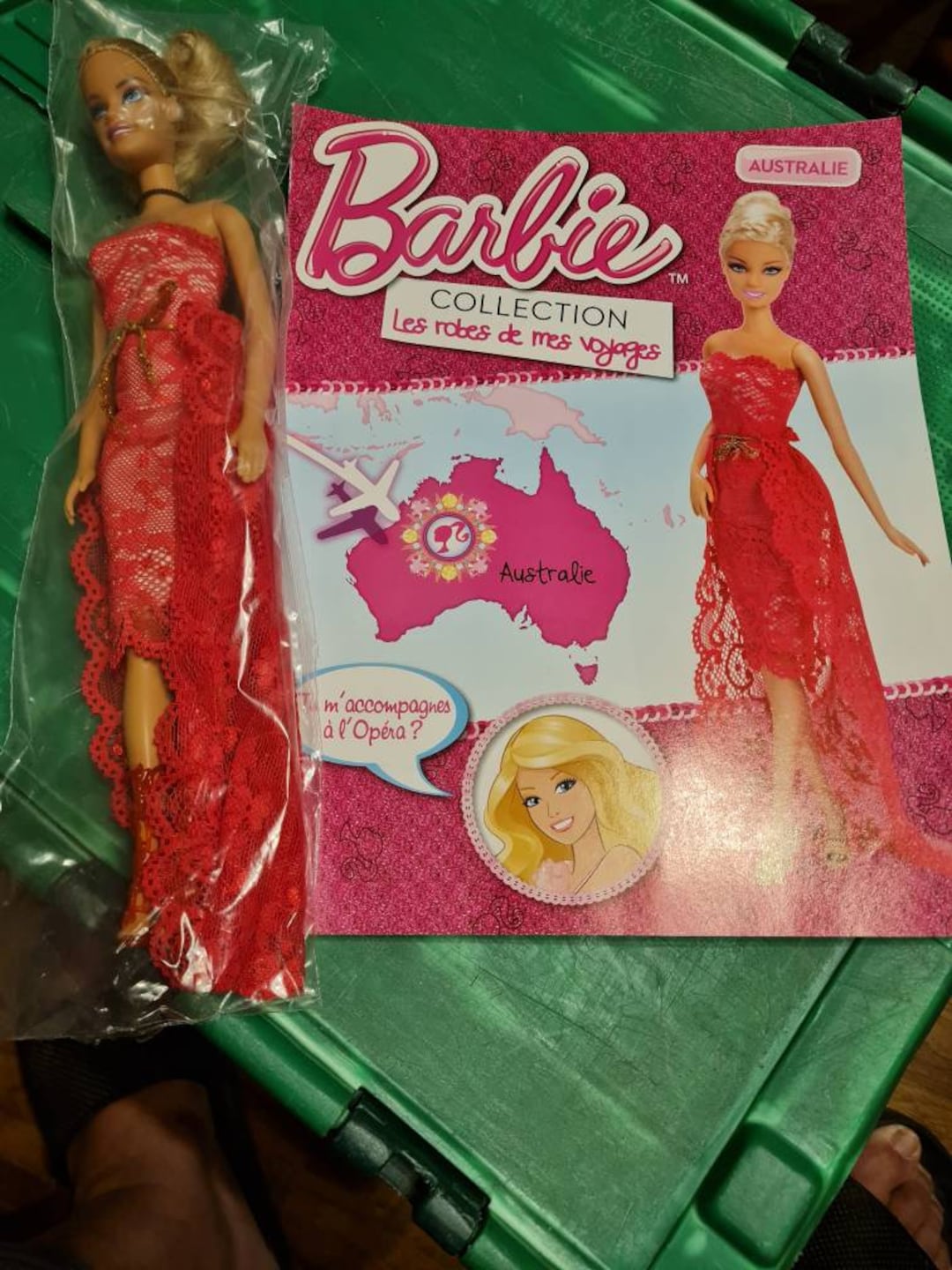 Collection Barbie robe de voyage , barbie avec son fascicule du