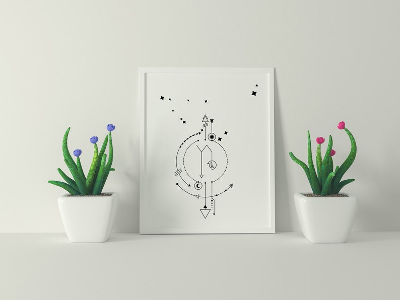 Pu&ograve; includere: Una stampa incorniciata bianca con un design geometrico nero che presenta un cerchio, frecce e una mezzaluna. La stampa &egrave; esposta su uno scaffale bianco con due piante in vaso, una con fiori blu e l'altra con fiori rosa.