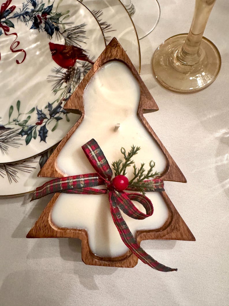 Vela de soja con forma de árbol de Navidad pequeño en cuenco de madera. Elige tu fragancia navideña.