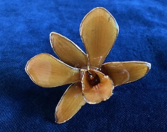 Broschnål och hänge i vintage-stil med orkidé: Blomsterjuvel i 24 karat guld
