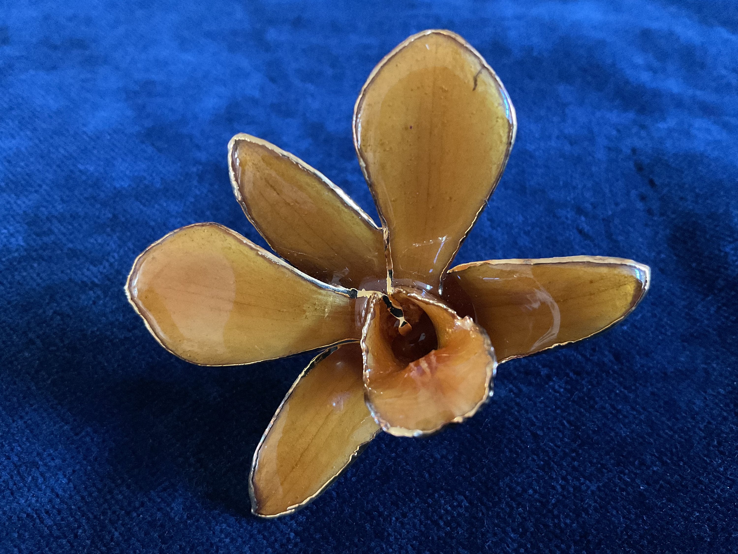 80年代ヴィンテージの蘭のブローチペンダント：24Kゴールドの花の宝石 