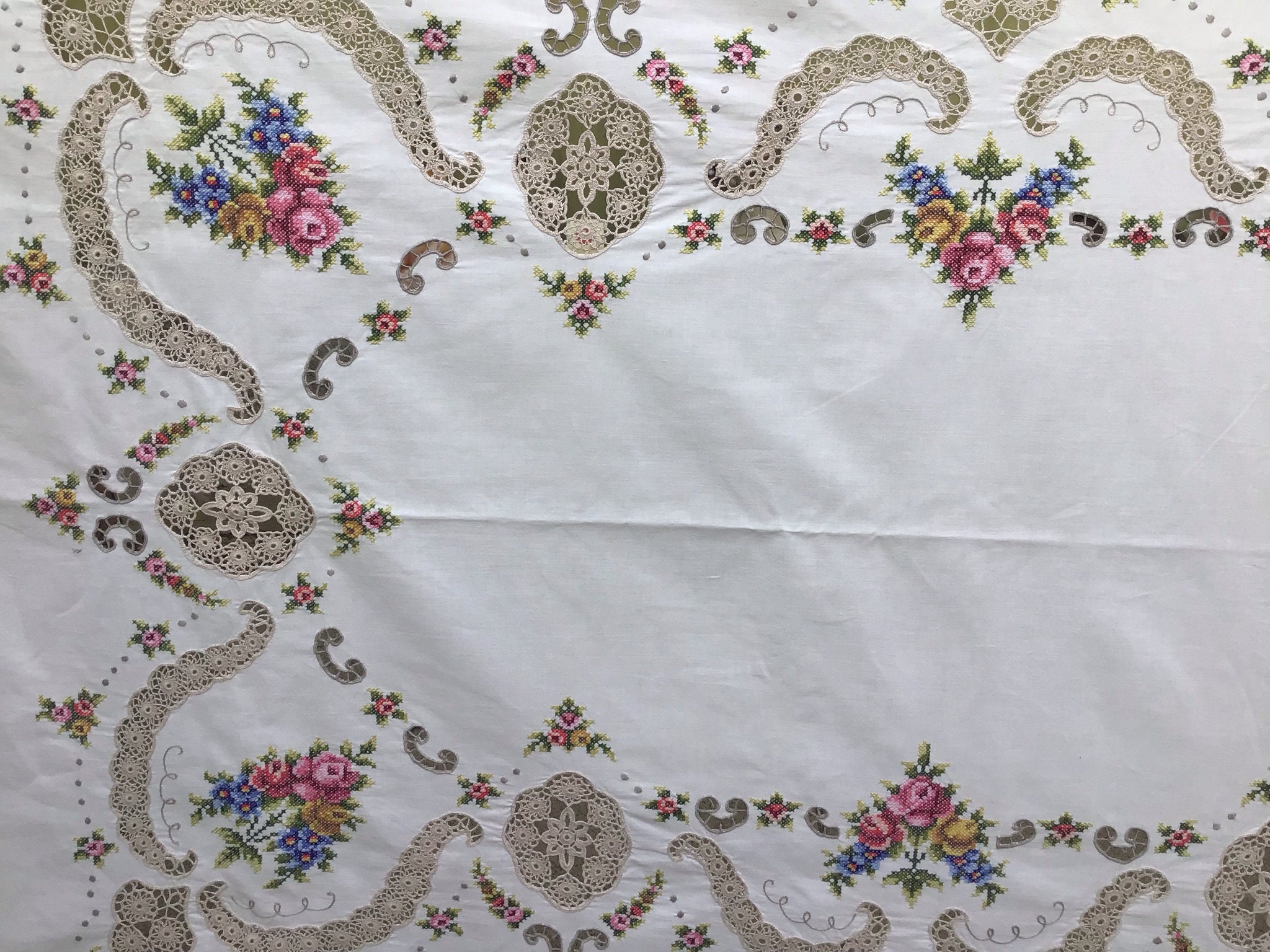 ヴィンテージ手刺繍コットンテーブルクロス：花柄ニードルポイント
