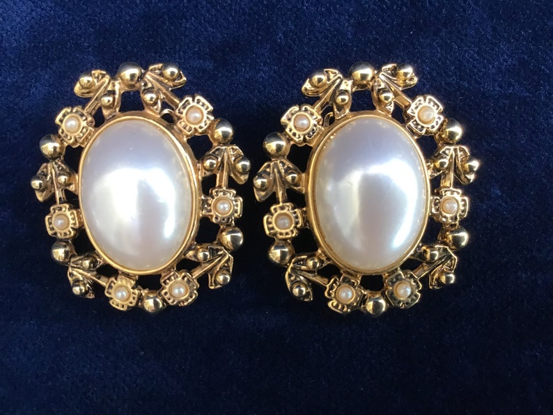 gold metal tone. Faux Pearl 1970s Vintage Clip on Earrings