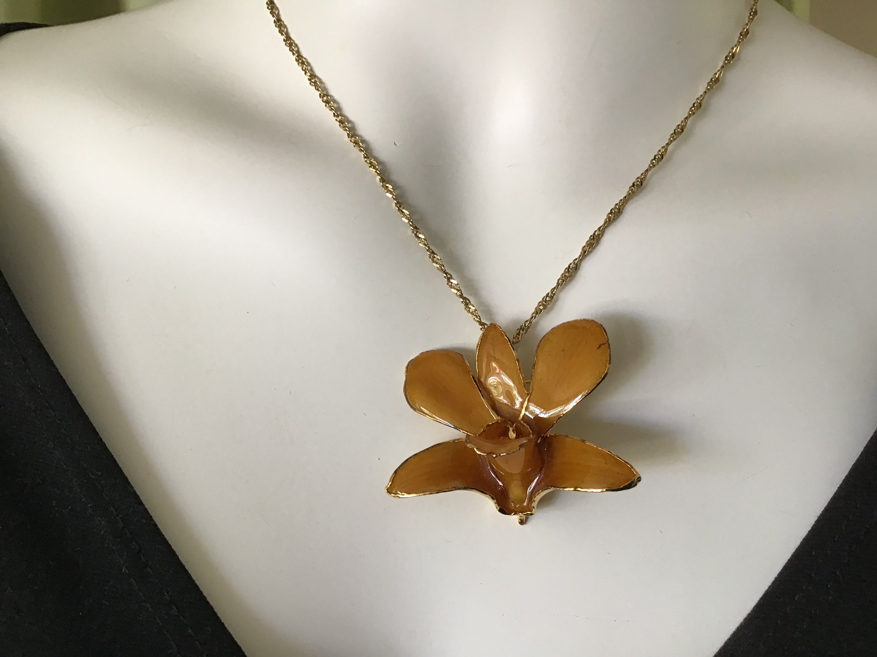 80年代ヴィンテージの蘭のブローチペンダント：24Kゴールドの花の宝石 