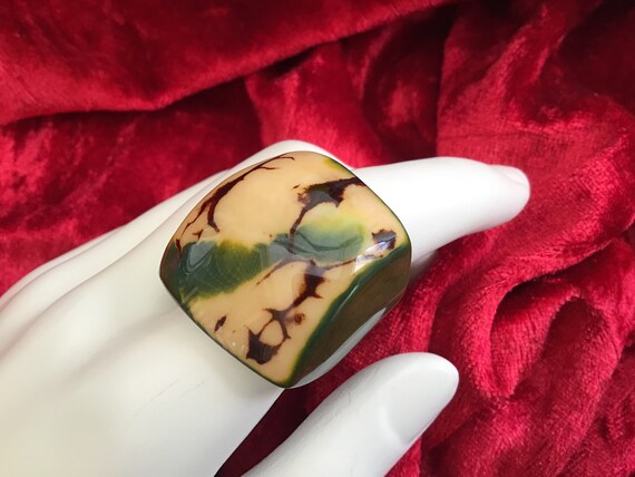 Vintage 70’s Lucite Ring. AU size 6.5. UK M Size L