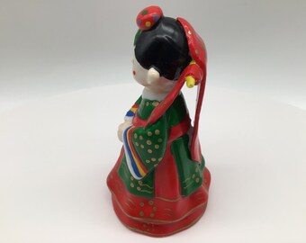 ヴィンテージ韓国陶器人形ベル：手描きのウェディングフィギュア