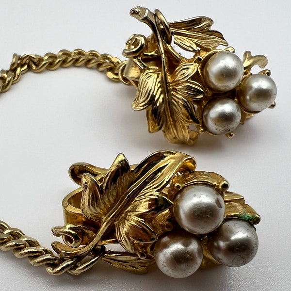 Vintage 50’s Faux Pearl Cardigan Clip. Collar Clip. Faux Pearl & Leaves Clip Cape. Gold Tone Metal Chain Clip. Collar and Dress Accessories