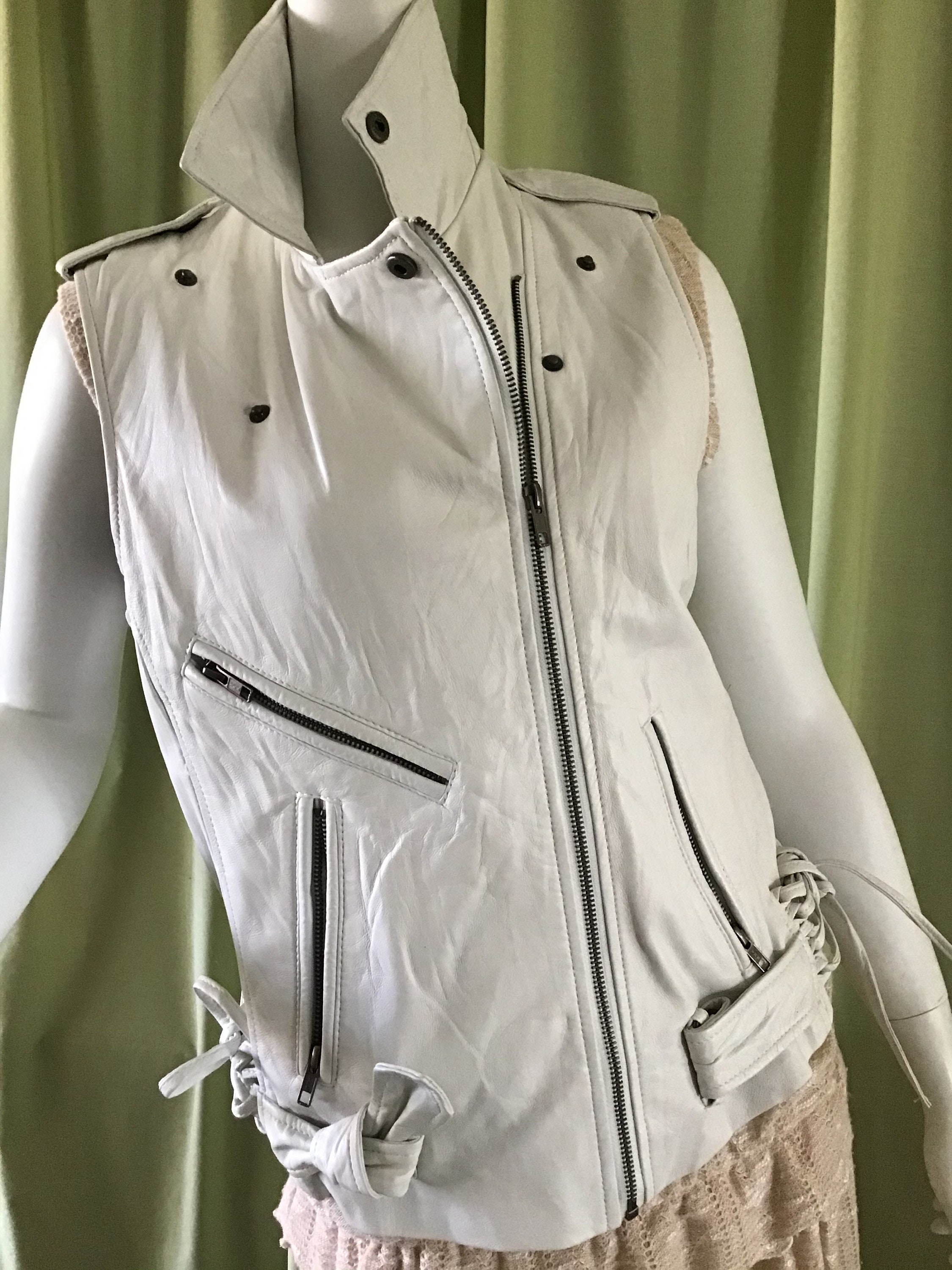 安価 Vintage White Leather Vest. Woman's West. Gipsy, Hippie トップス
