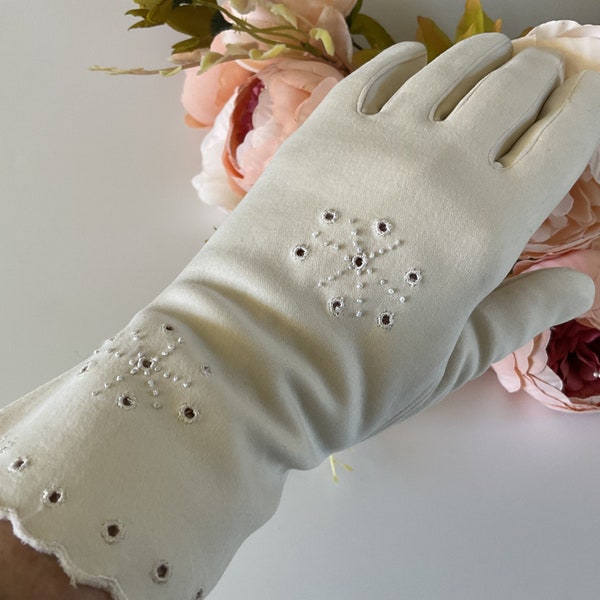 60’s Vintage Light Creamy Sueded Cotton Gloves/Daily Gloves/Classic Gloves/Flower's Embroidery Gloves/Ladies Accessories/7 1/2 size Gloves
