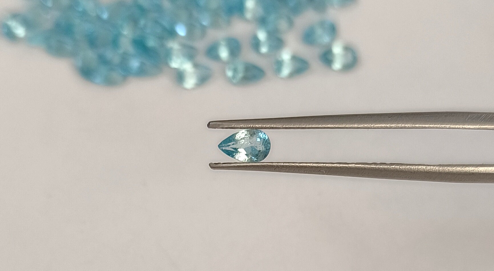 4 x 5 mm ペアシェイプファセット天然アパタイトルース宝石: パライバ