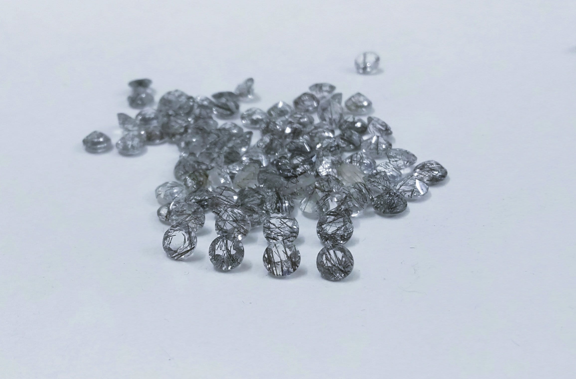 1.5 mm ブラックルチルクォーツ：AAAファセットラウンドジェムストーン