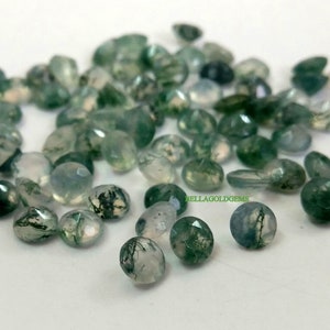 Può includere: Una collezione di cabochon di agata verde muschio, ognuno con un motivo unico di inclusioni simili a muschio. Le pietre sono lisce e levigate, con un colore verde traslucido.