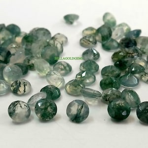 Op de afbeelding: Een verzameling van 40 groene mosagaat cabochons, elk met een uniek patroon van mosachtige insluitsels. De cabochons zijn rond en hebben een glad, gepolijst oppervlak.