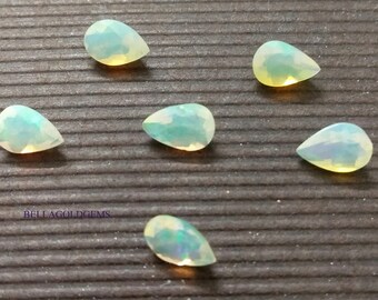 Naturalny opal etiopski w szlifie gruszkowym – Multi Fire (3 x 5 mm)