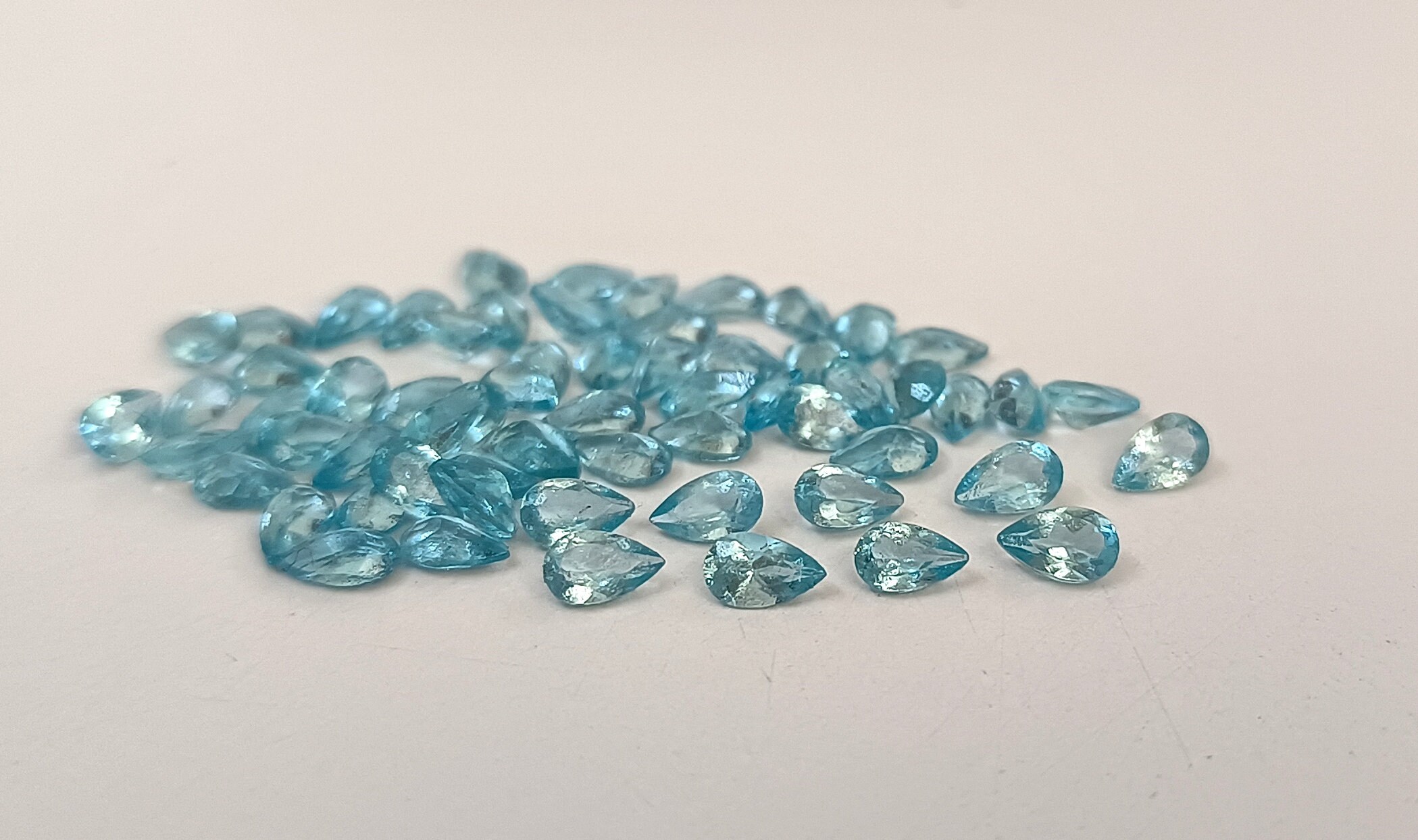 4 x 5 mm ペアシェイプファセット天然アパタイトルース宝石: パライバ