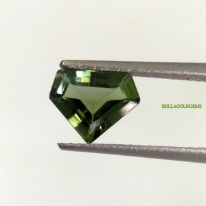 Natürlicher Bi-Color Turmalin Edelstein: Facettierte unebene Form, 0.92 Karat