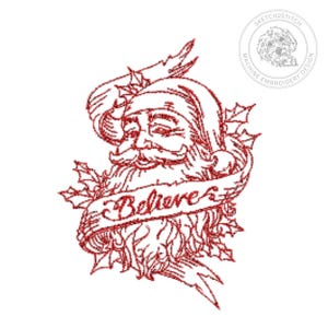 Pode incluir: Um design de bordado à máquina vermelho com uma ilustração detalhada do Pai Natal com gorro, rodeado por folhas de azevinho e bagas. Uma fita ondulada sobre a barba contém a palavra Believe escrita em letra cursiva.