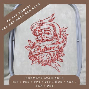 Könnte beinhalten: Rotes gesticktes Santa Claus-Design mit dem Wort "Believe" auf einem Banner, umgeben von Stechpalmenblättern. Das Design befindet sich in einem Stickrahmen, mit Text, der angibt, dass es für verschiedene Reifengrößen geeignet ist.