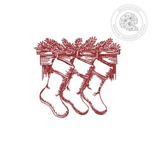 Peut inclure: Un motif de broderie machine rouge représentant trois chaussettes de Noël suspendues à une cheminée décorée de branches de pin. Le motif inclut un logo circulaire dans le coin supérieur droit avec le texte SKETCH2STITCH MACHINE EMBROIDERY.
