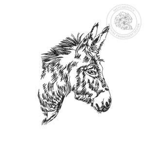 Könnte beinhalten: Ein schwarz-weißes Maschinenstickdesign mit einer detaillierten Skizze eines Eselkopfes im Profil. Das Kunstwerk zeigt texturierte Felllinien und spitze Ohren, mit dem kreisförmigen Logo-Text SKETCH2STITCH MACHINE EMBROIDERY DESIGN.