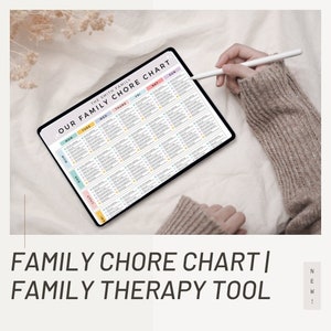 Puede incluir: Una tableta digital que muestra un gráfico de tareas familiares imprimible con un diseño colorido. El gráfico se titula "Nuestro gráfico de tareas familiares" e incluye los días de la semana y una lista de tareas. Una mano sostiene un lápiz óptico sobre la pantalla.