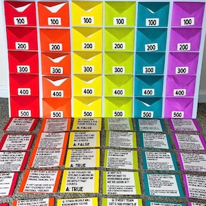 Puede incluir: Un tablero de juego colorido con sobres que contienen preguntas y valores de puntos. Los sobres están dispuestos en seis columnas, cada columna representa un valor de puntos diferente: 100, 200, 300, 400 y 500. Las preguntas son sobre habilidades de afrontamiento y salud mental.