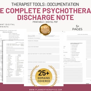 Könnte beinhalten: Eine druckbare Entlassungshinweisvorlage für Psychotherapie mit einem gold-weißen Design. Die Vorlage enthält eine Checkliste der Stärken des Klienten, einen Entlassungsplan und einen Abschnitt für den Fortschritt in Richtung der Ziele. Der Text "The Complete Psychotherapy Discharge Note" befindet sich oben auf der Seite. Der Text "25+ Domains Covered" befindet sich in einem goldenen Kreis.