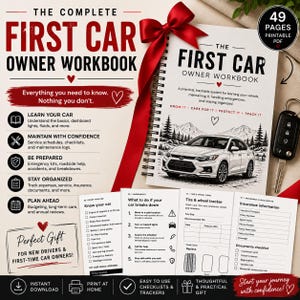 Op de afbeelding: Een spiraalgebonden werkboek getiteld The Complete First Car Owner Workbook met een rood lint, voorzien van een auto-illustratie, onderhoudschecklists, noodprocedures, bandenregistratie en verzekeringsinformatie, inclusief een autosleutel.