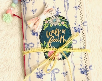 Walk by Faith Journal, christliches Journal, Baby Blaues und weißes Junk Journal, handgemachtes Stoff Journal, Gebetstagebuch, Dankbarkeitstagebuch, Geschenk