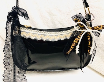Glänzende schwarze Datum Nacht Geldbörse mit Geparden Detail, Schwarze Geldbörse mit Gepardenbögen, Niedliche Schwarze Handtasche, kleine Handtasche perfekt für jedes Outfit