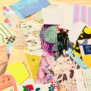 Peut inclure: Un ensemble de papiers de diff&eacute;rentes couleurs avec des motifs et des designs vari&eacute;s, notamment des fleurs, des papillons, des champignons et des formes g&eacute;om&eacute;triques. Les papiers sont dispos&eacute;s de mani&egrave;re al&eacute;atoire sur une surface en bois.
